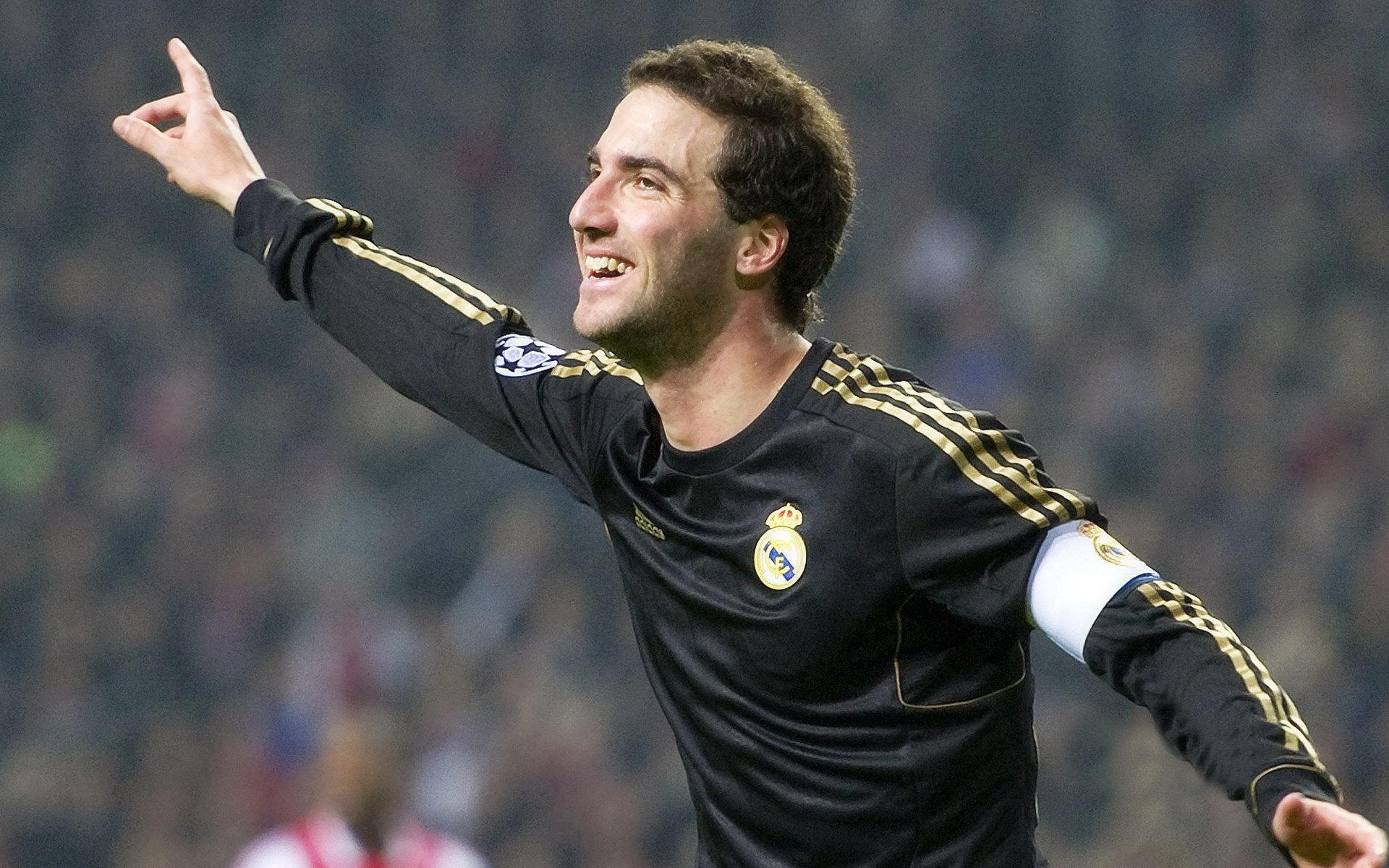 《王者荣耀年度总决赛，强强对决震撼全场》，今年王者荣耀总决赛